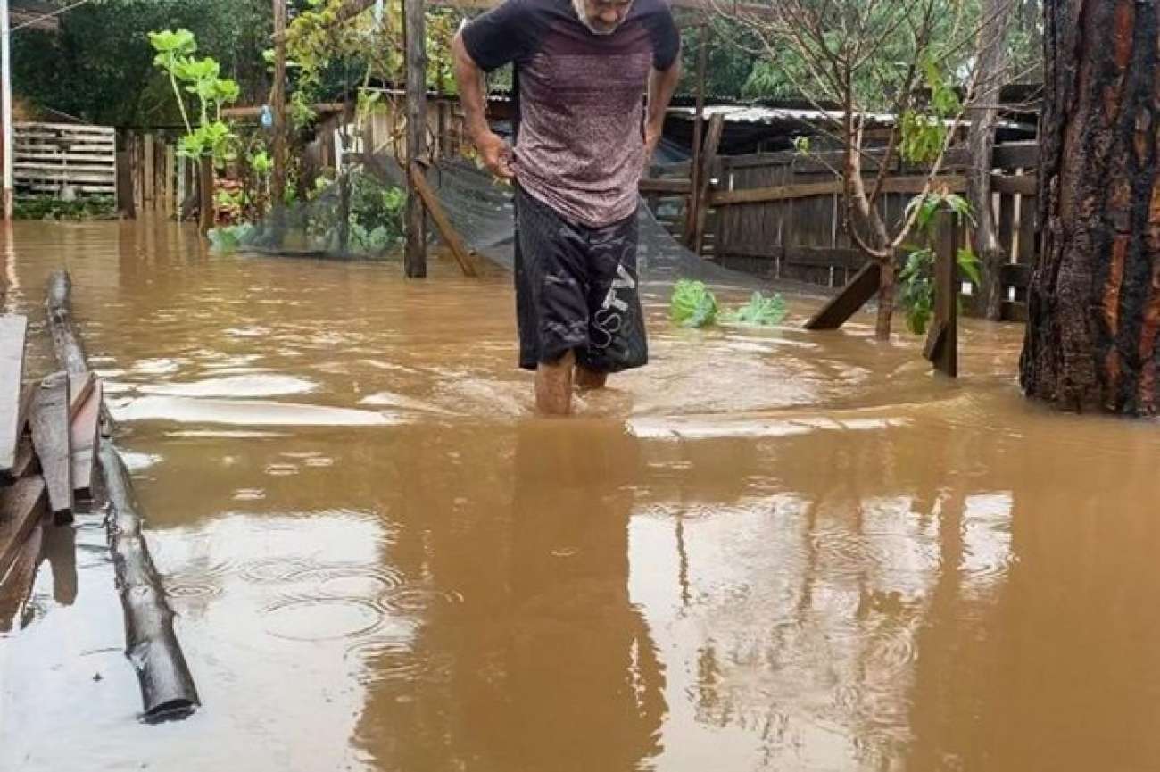 Rio Passo Fundo transborda e famílias saem de casa no bairro Entre Rios