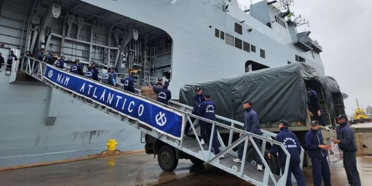 Maior navio de guerra da América Latina já está no RS para ajudar população gaúcha