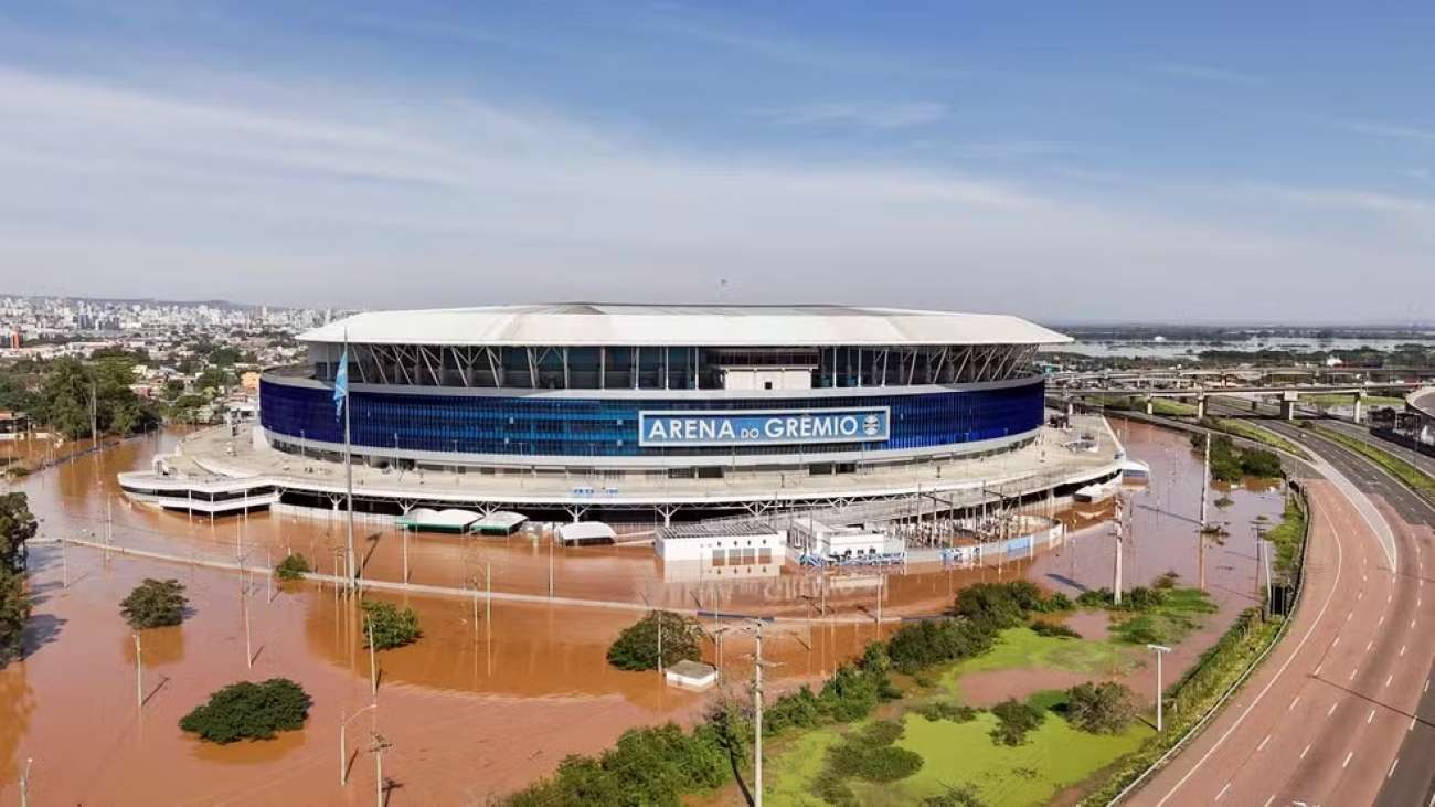 Arena do Grêmio ainda tem alagamento de até um metro no campo e em áreas internas
