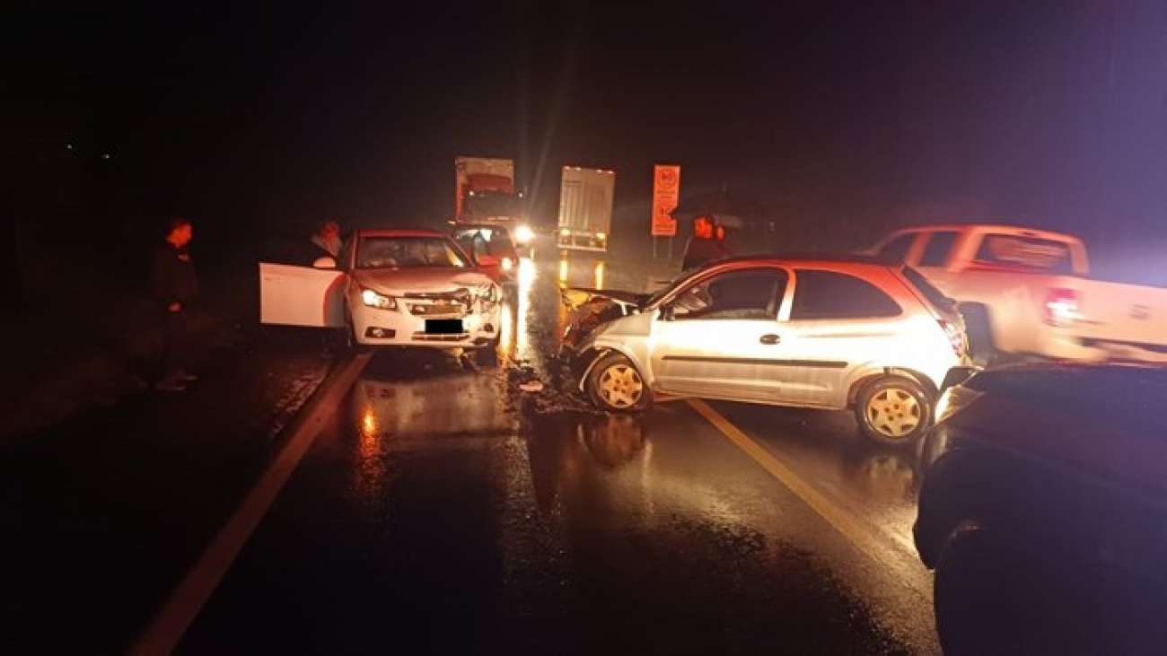 Colisão frontal deixa duas pessoas feridas na BR-285, em Água Santa