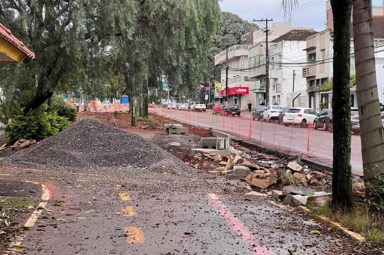 Sob protestos,  estacionamento em canteiro da Avenida Brasil é extinto no bairro Boqueirão, em Passo Fundo