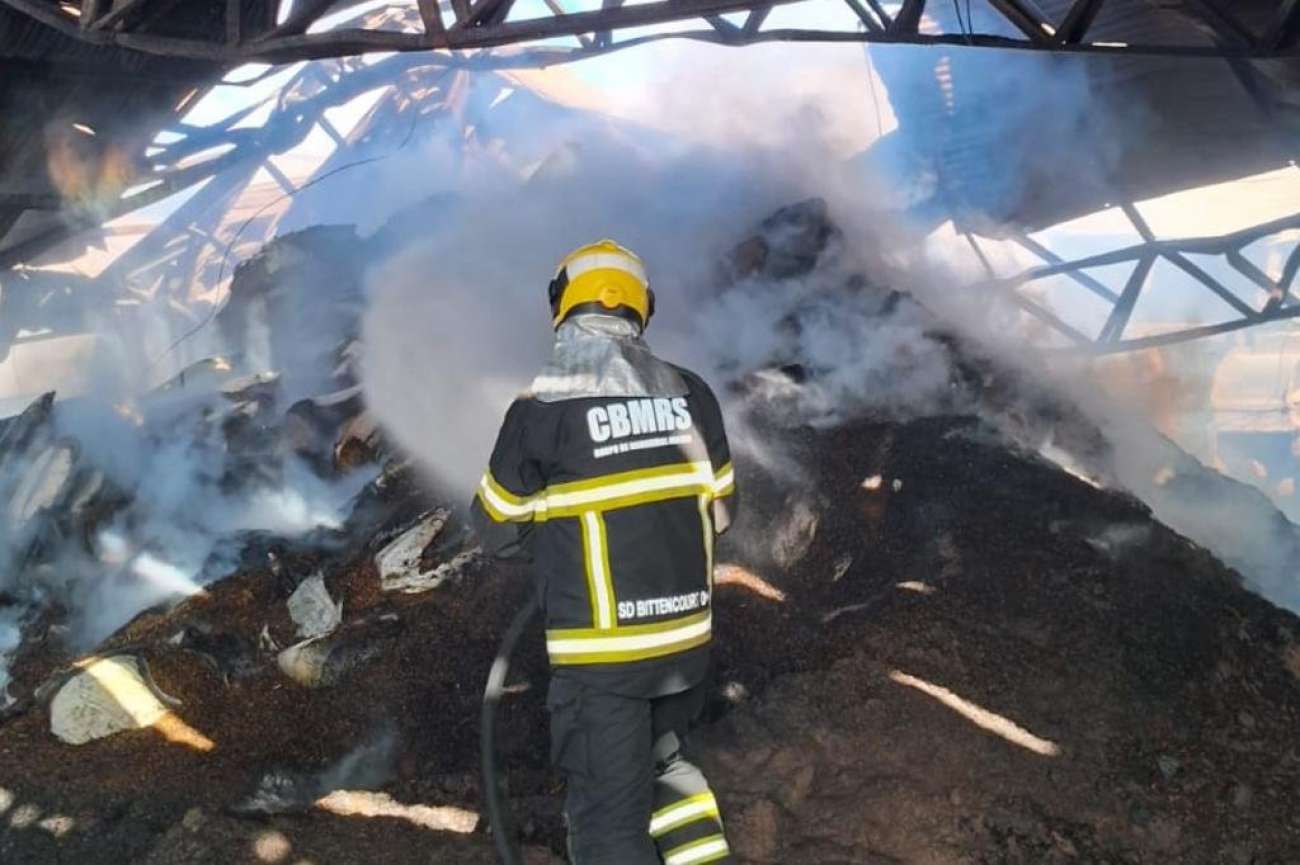 Quase uma semana depois, incêndio é controlado pelos bombeiros em ervateira de Machadinho