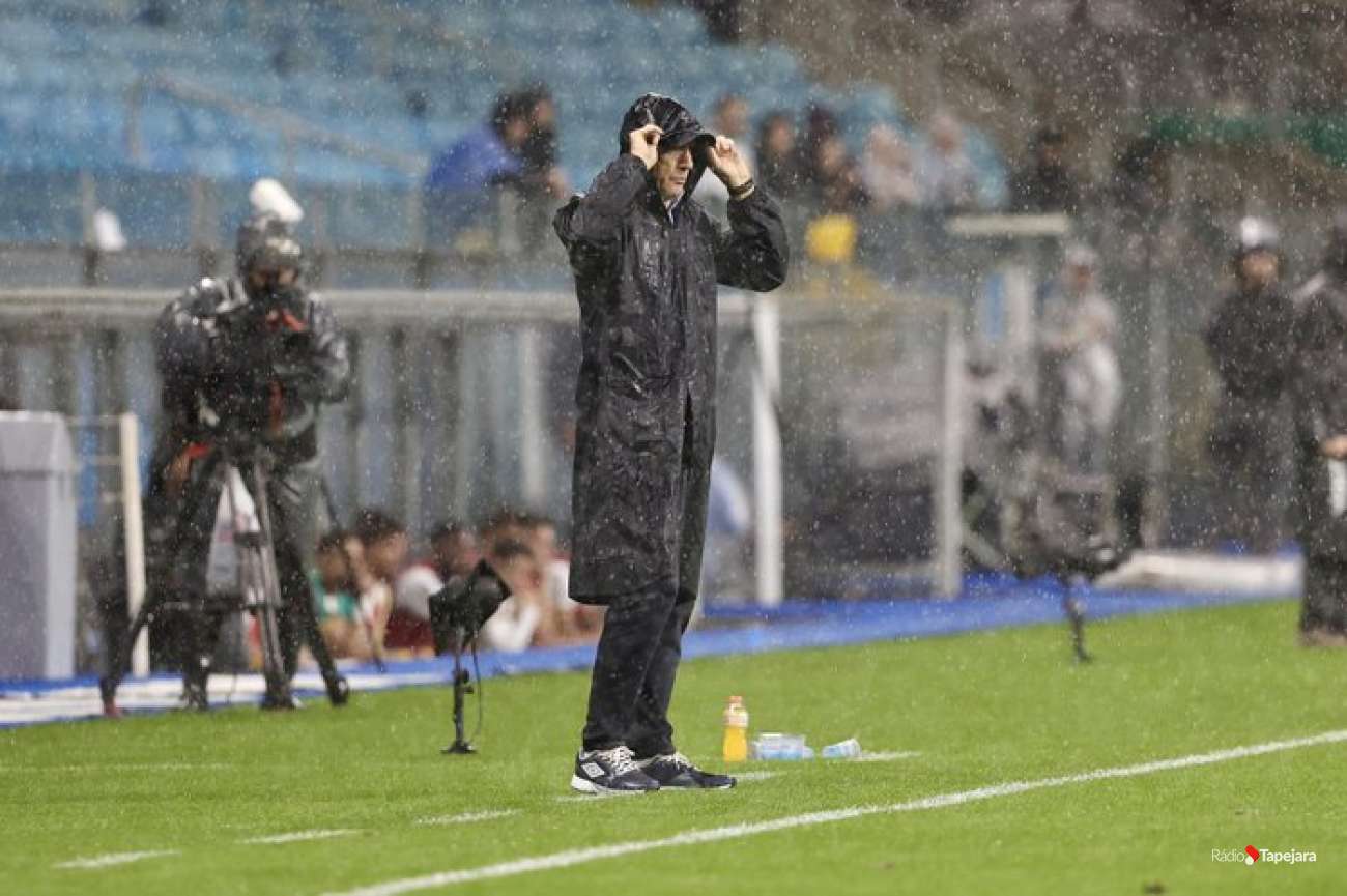 Após mais uma derrota, Renato garante: 'Comigo aqui o Grêmio não vai cair'