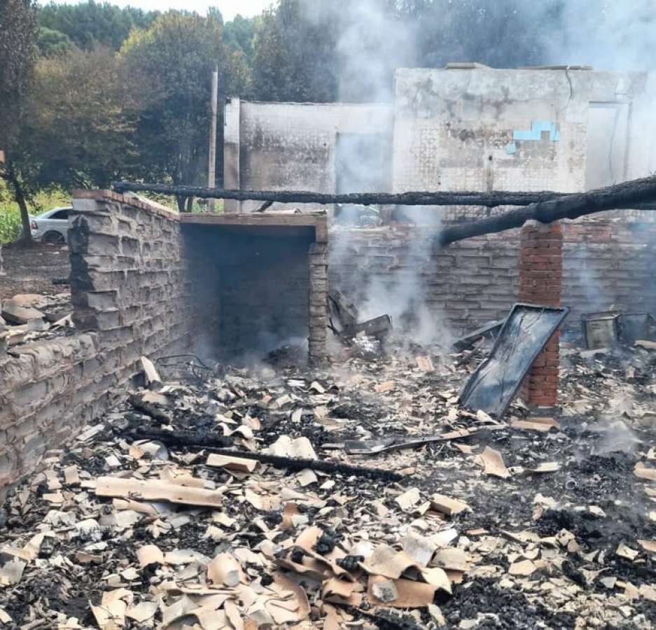 Casa fica completamente destruída pelas chamas em Casca