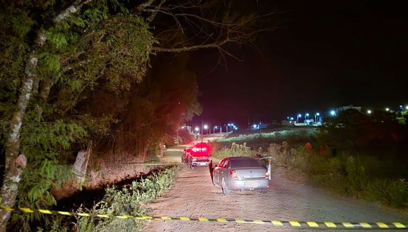 Homem é baleado dentro de carro e morre, em Não-Me-Toque