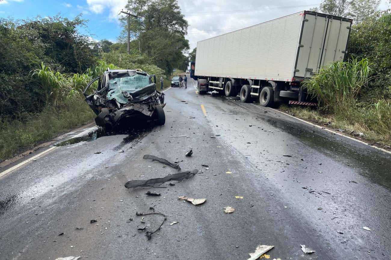 Homem morre ao colidir veículo contra caminhão, em Casca