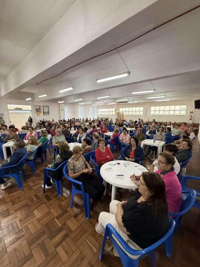 Grupo da Terceira Idade celebra Dia das Mães
