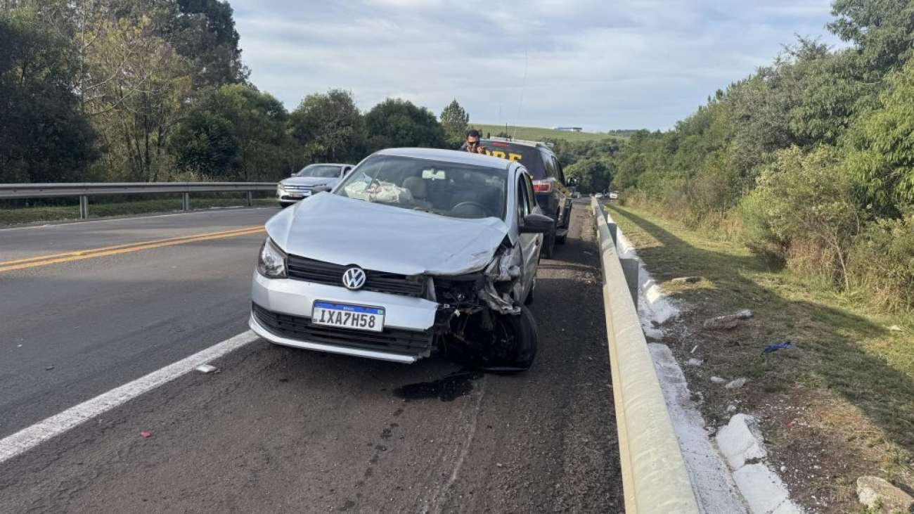 Colisão entre carro de passeio e carreta deixa motorista ferido em Passo Fundo