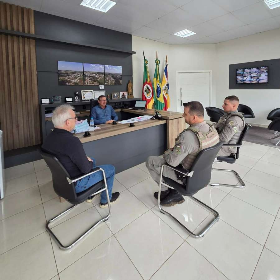 Prefeito de Vila Lângaro recebe soldados da BM para discutir segurança no município
