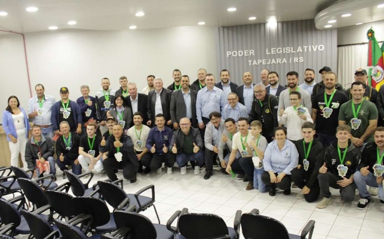 Pilotos tapejarenses de Velocross recebem homenagem durante Sessão Ordinária na Câmara de Vereadores
