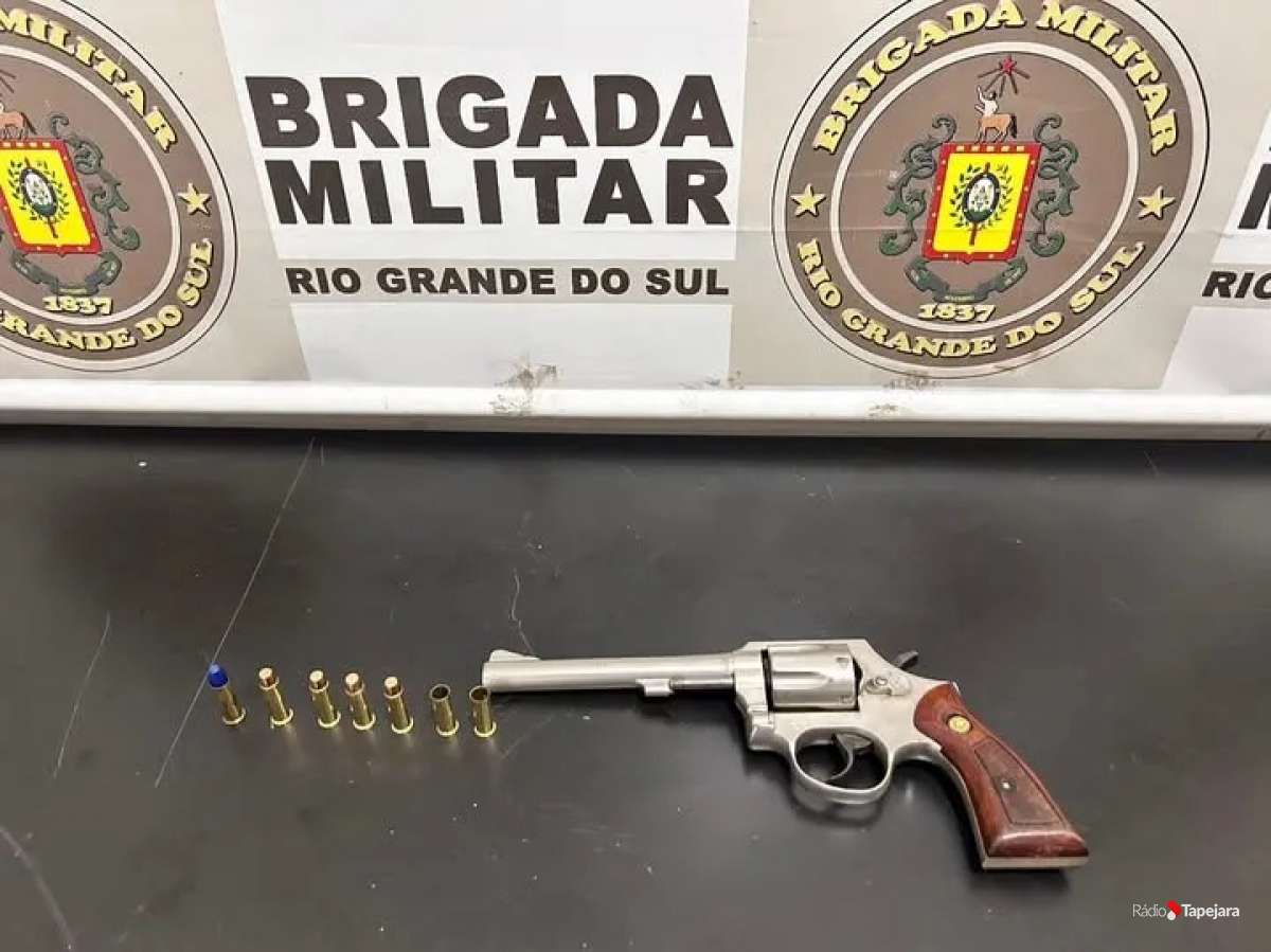 Brigada militar prende homem por porte ilegal de arma de fogo e disparos em via pública, em Passo Fundo