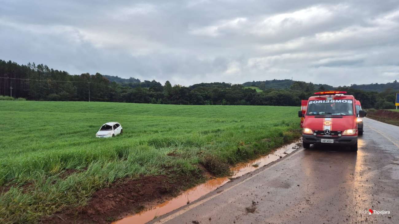 Três pessoas ficam feridas após carro aquaplanar e capotar, em Tapejara