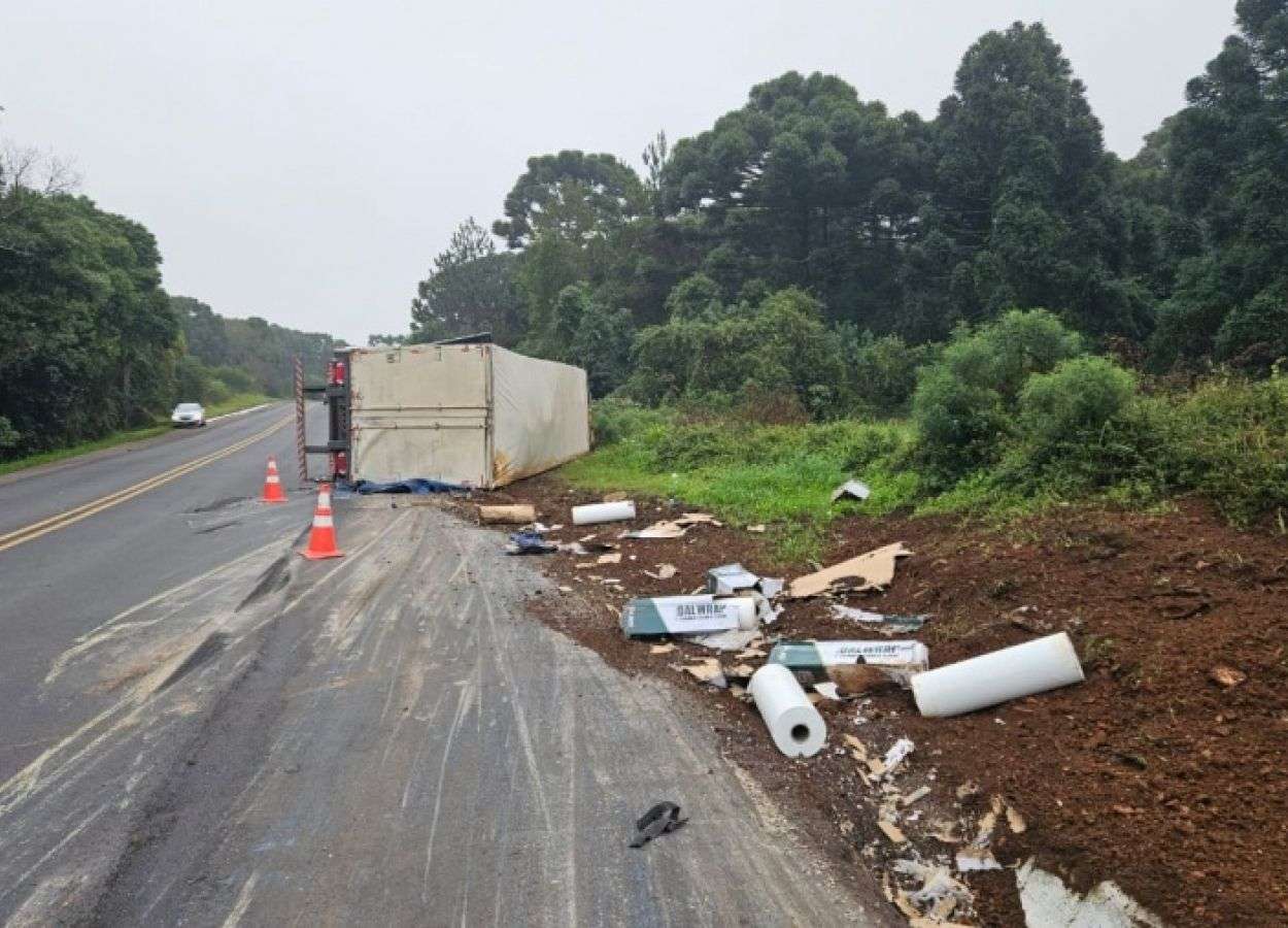 Carreta tomba na BR 285 em Lagoa Vermelha