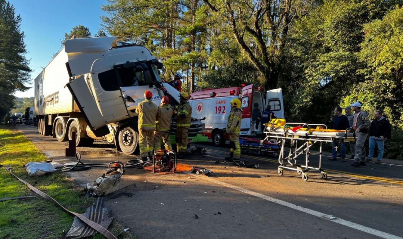 Condutor de carreta fica gravemente ferido em acidente na ERS-135, em Getúlio Vargas
