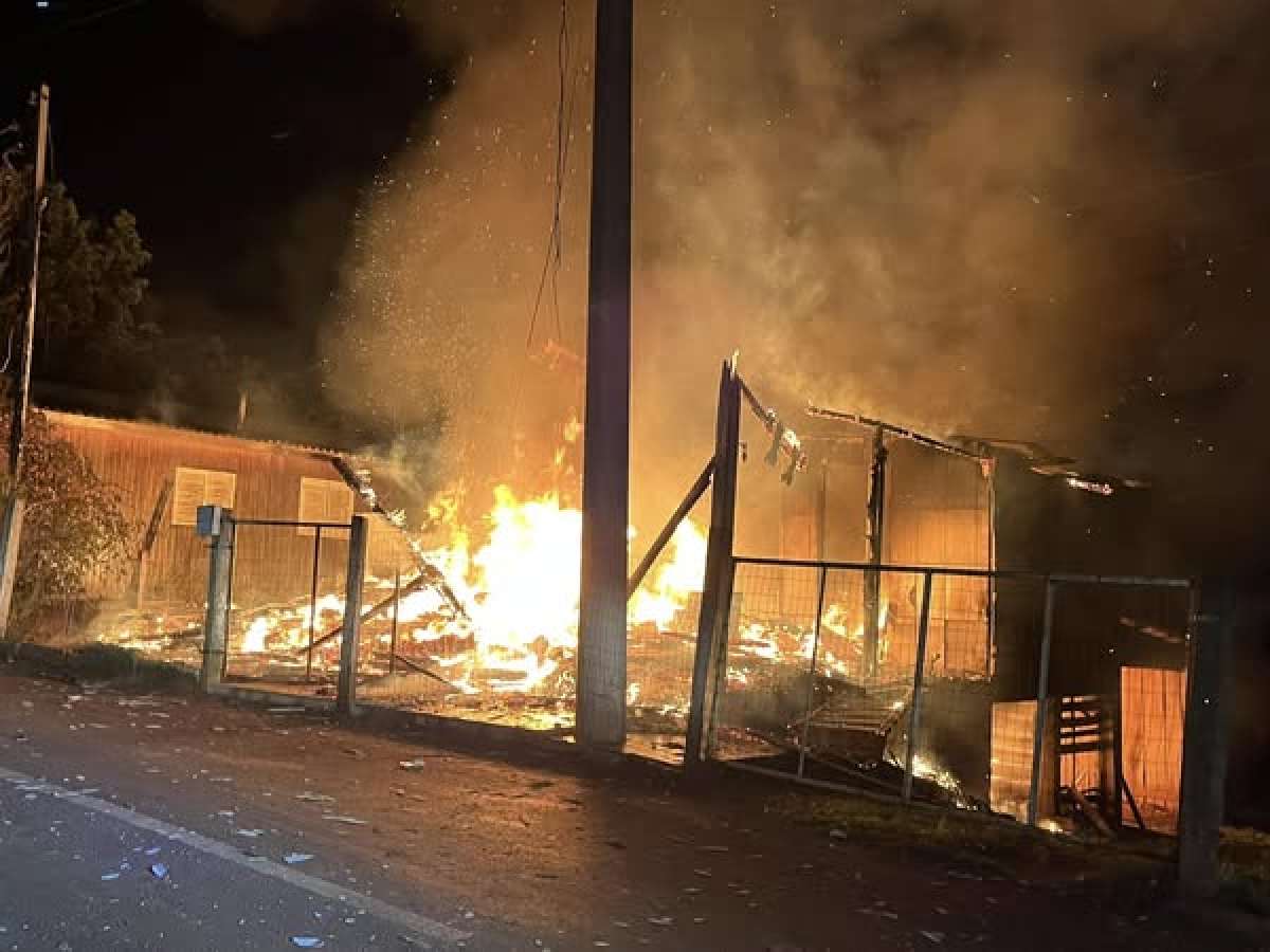 Incêndio destrói residência em Estação