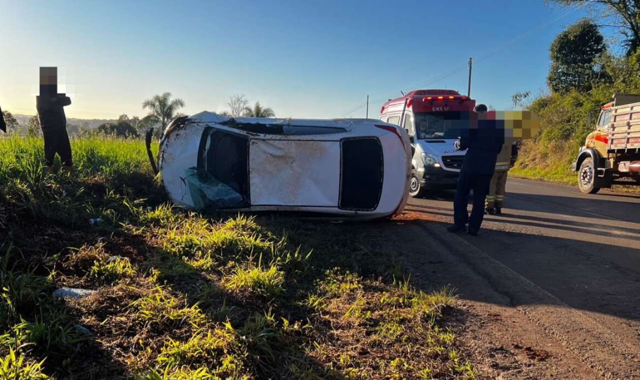 Capotamento deixa duas pessoas feridas no interior de Estação