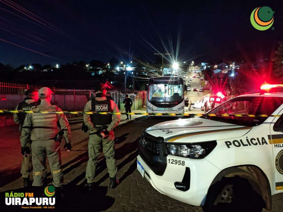 Jovem cai de bicicleta, é atropelado por ônibus e morre, em Passo Fundo