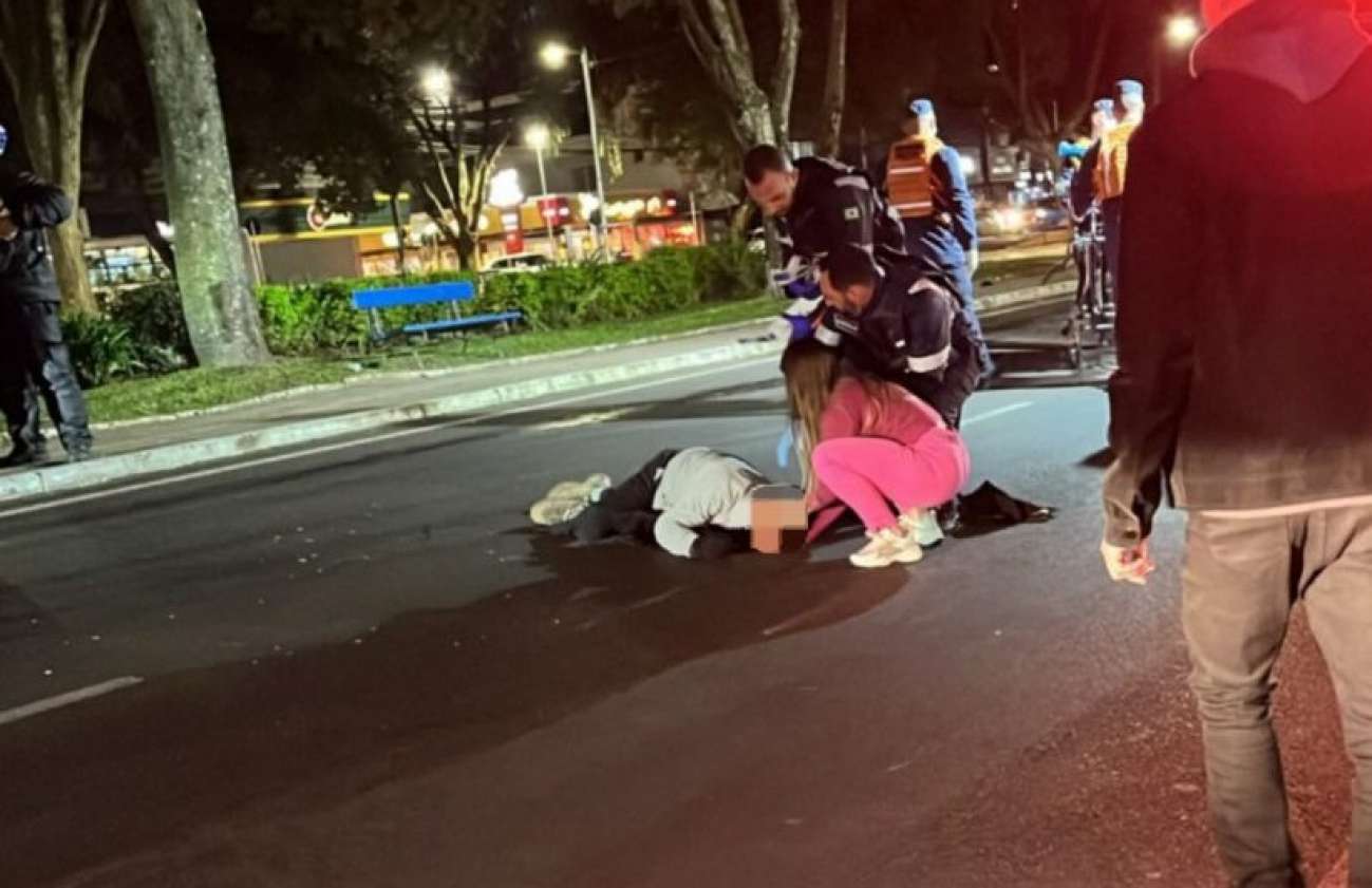 Em Passo Fundo, entregador morre após grupo de motoboys ser atingido por veículo durante briga de trânsito