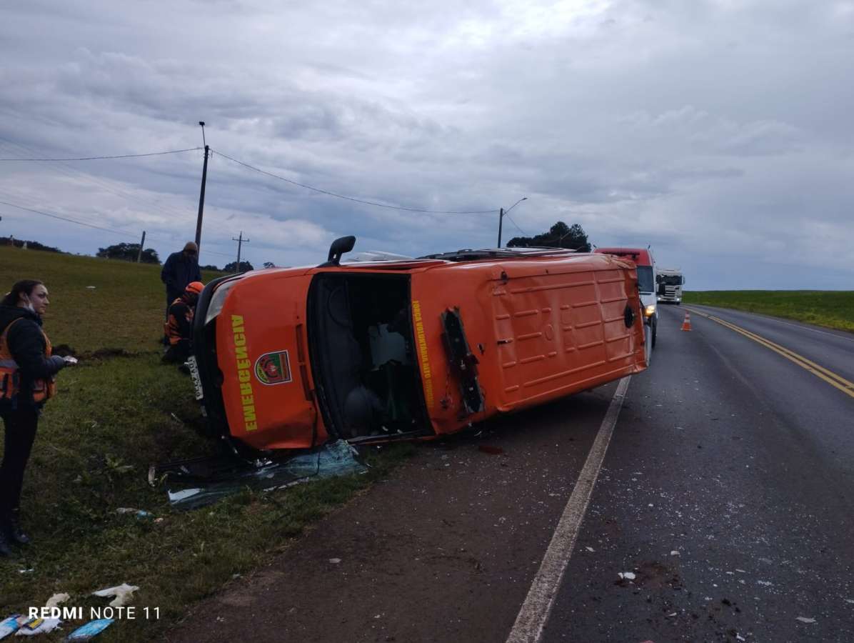 Socorristas ficam feridos após ambulância ter frente cortada, em Erechim