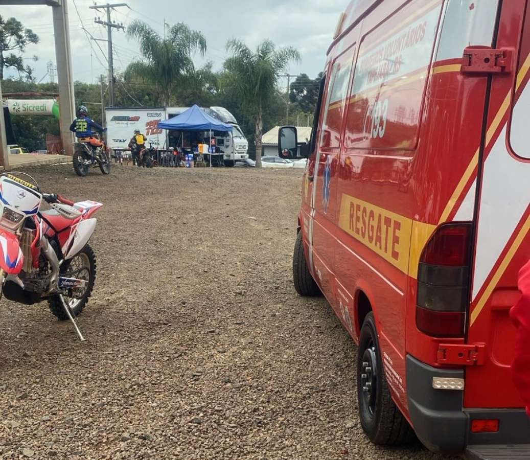 Três motociclistas ficam feridos em quedas durante trilha, em Ibiaçá