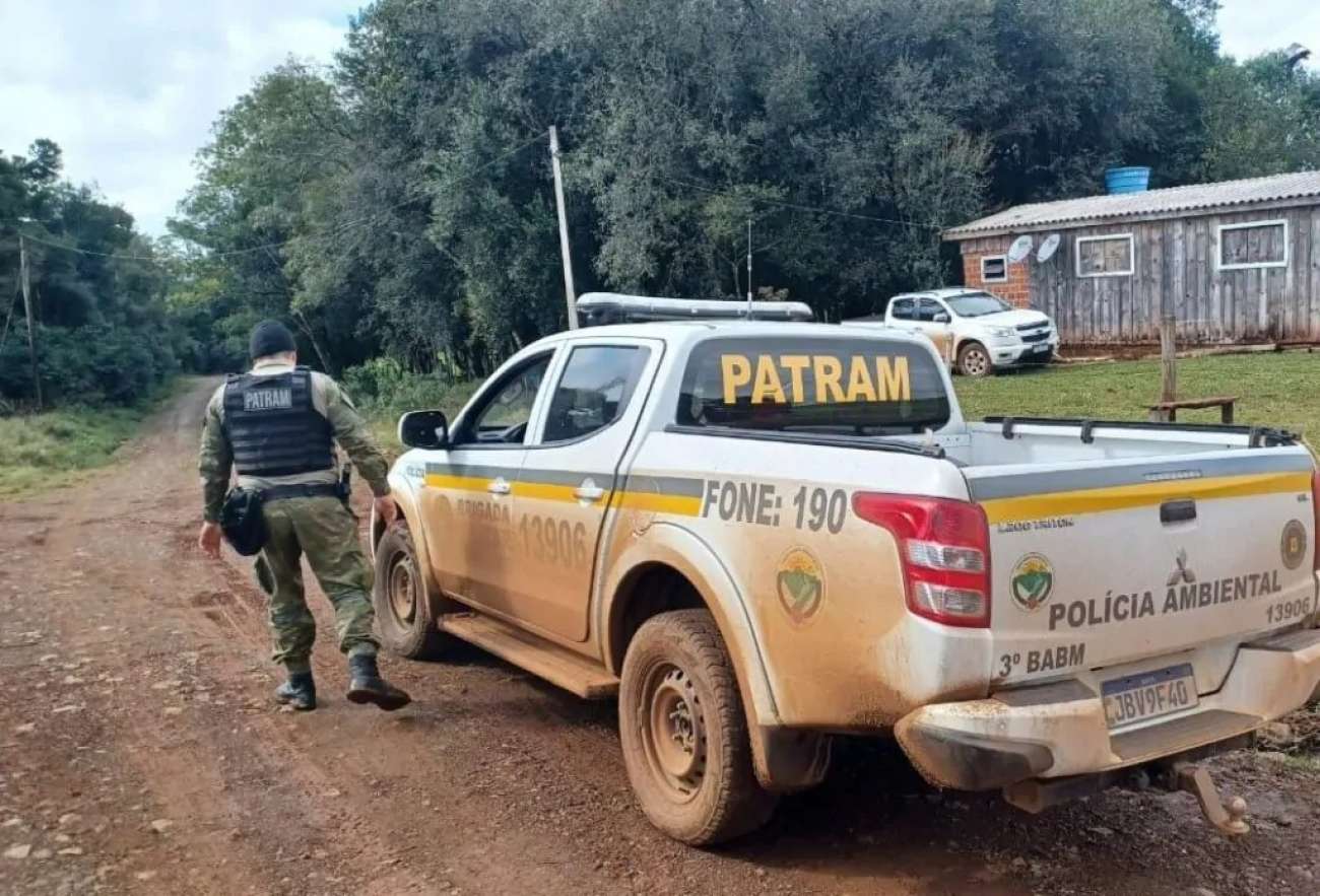 Dupla é presa por porte de arma e crime contra a fauna, em Ibiaçá