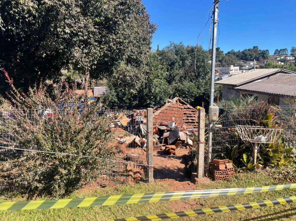 Residência desaba e deixa morador morto em bairro de Carazinho
