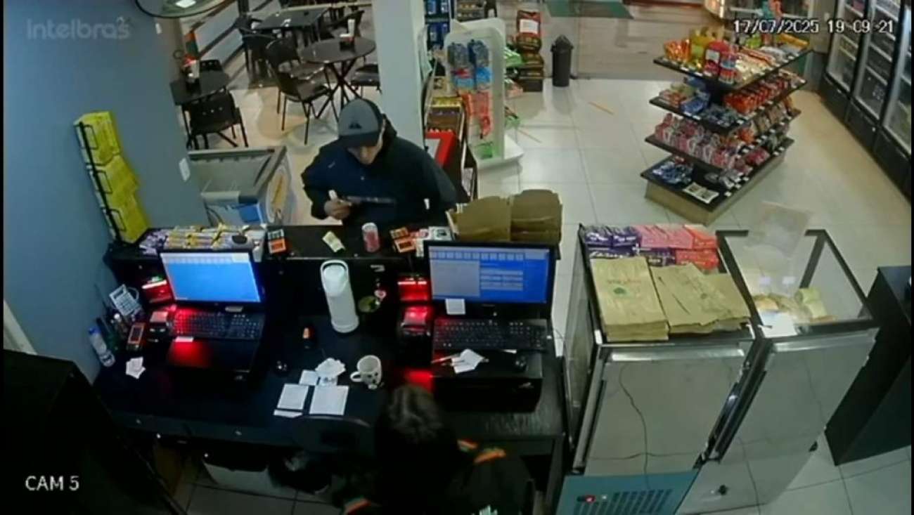 Criminoso simula compra em conveniência e assalta posto de combustíveis, em Passo Fundo