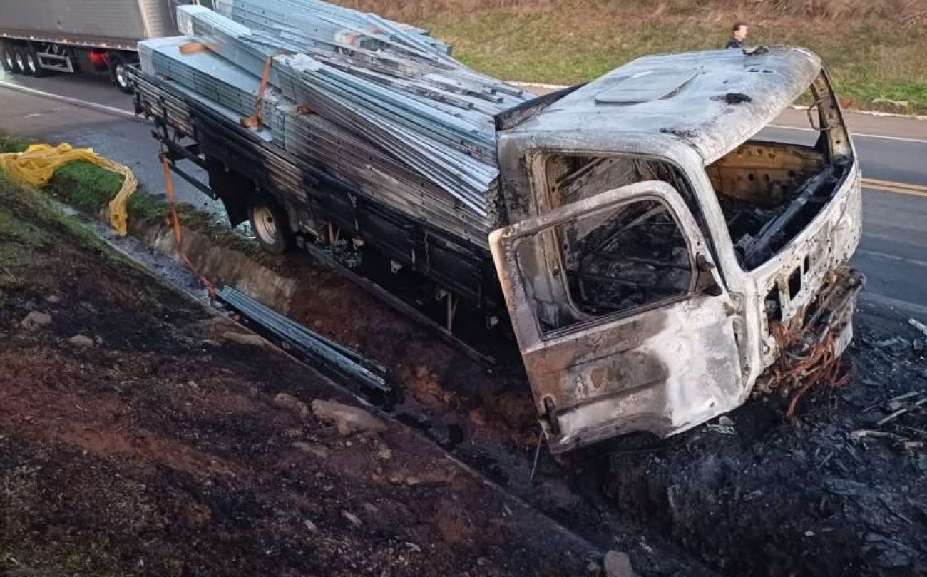 Caminhão pega fogo na BR-285, em Lagoa Vermelha