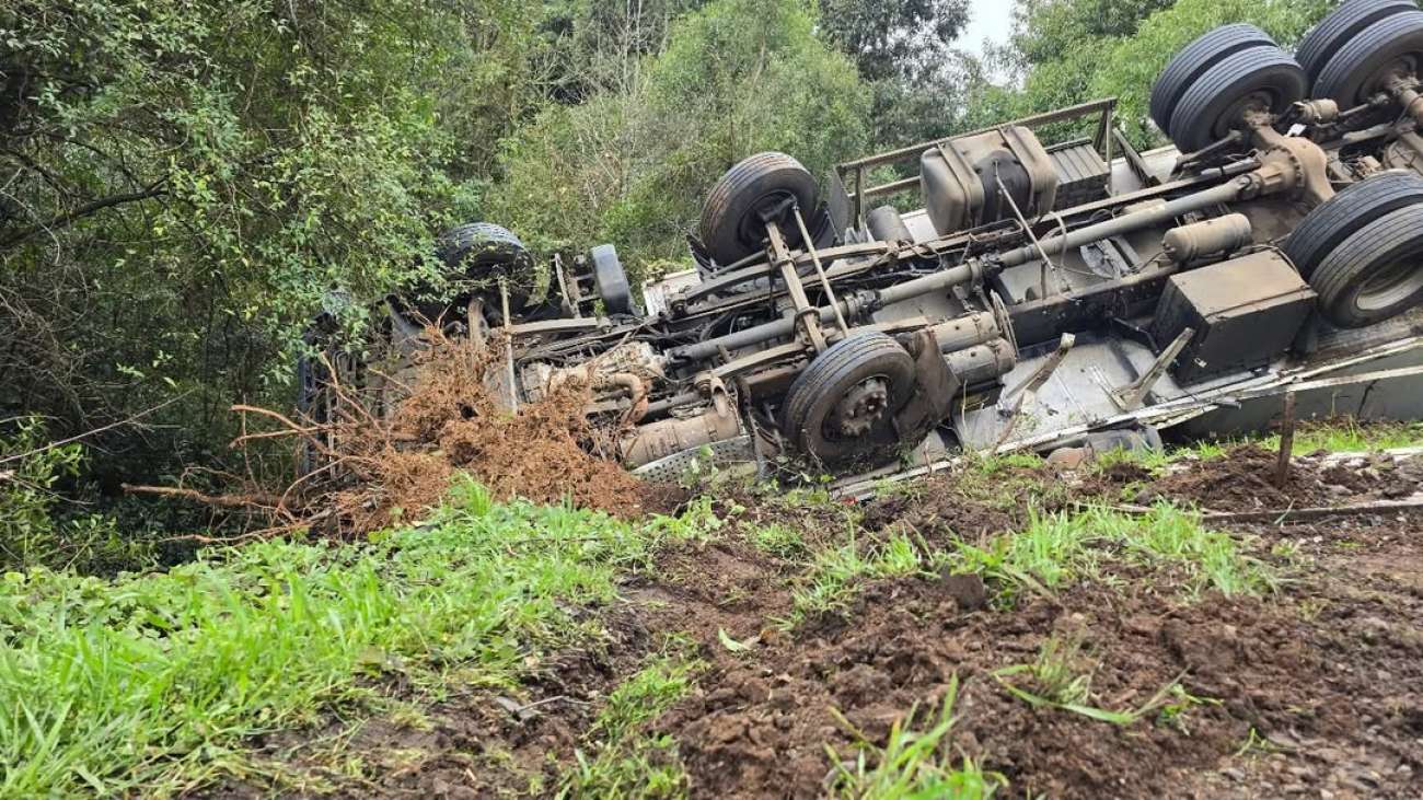 Acidente com caminhão carregado de carne é registrado na ERS-135 em Coxilha