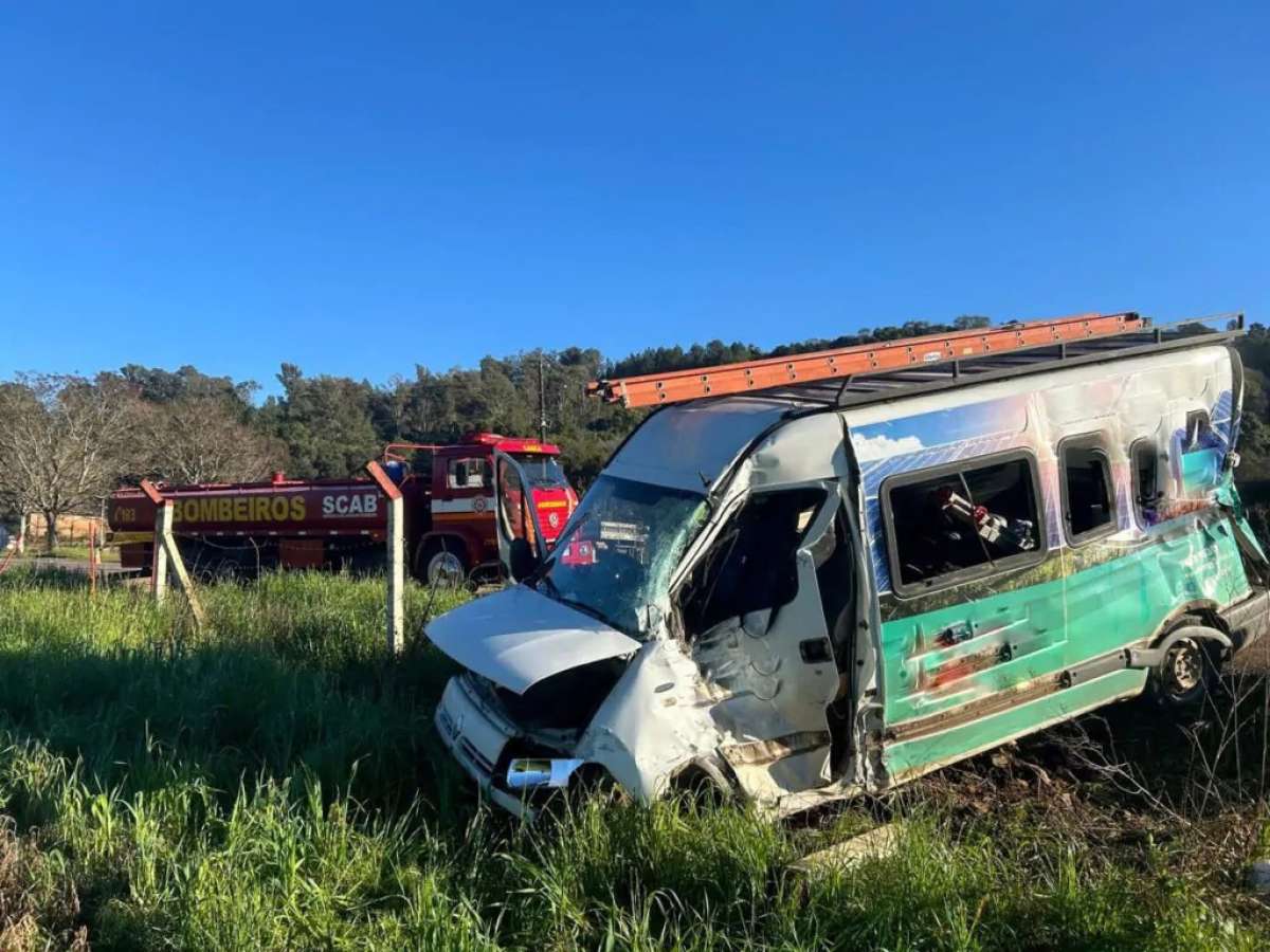 Colisão entre caminhão e van deixa duas pessoas feridas na ERS-324 em Casca