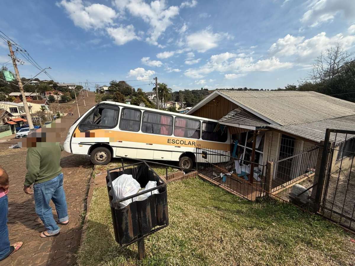 Micro-ônibus invade residência após falha no sistema de freio, em Getúlio Vargas