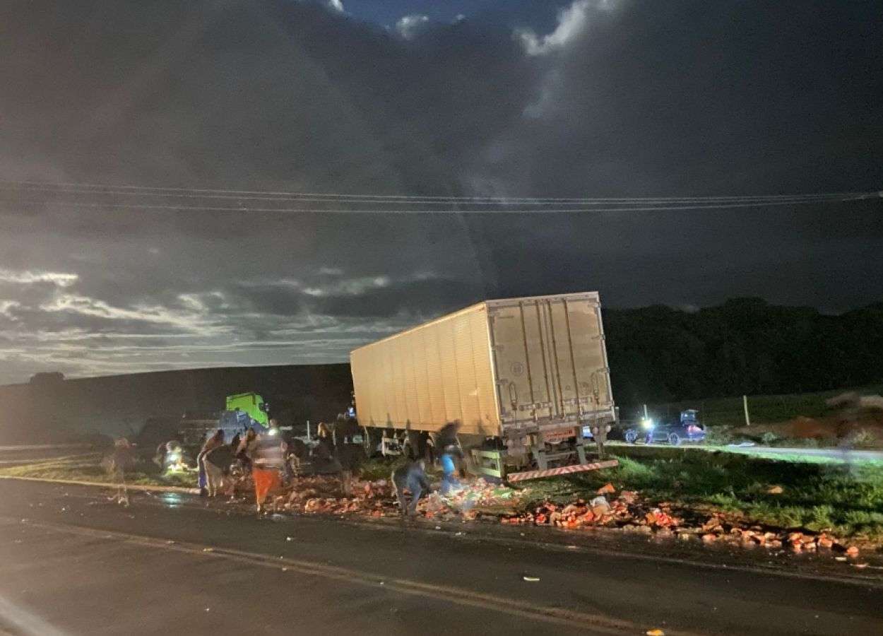 BR-285: duas pessoas ficam feridas em acidente entre carretas no trevo de acesso a Sananduva