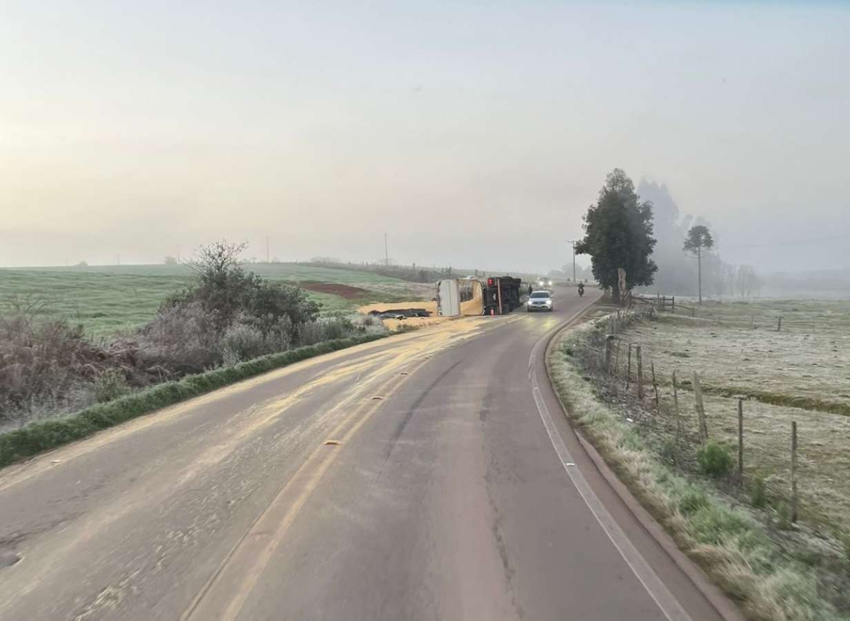 Caminhão tomba na ERS-463, próximo a Coxilha