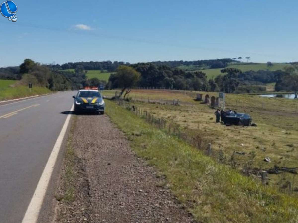 Saída de pista deixa duas pessoas feridas na BR-285, em Água Santa