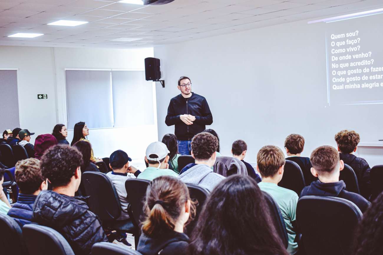 Pe. Felipe conduz bate-papo com alunos da Escola Ricardo Durigon de Ibiaçá