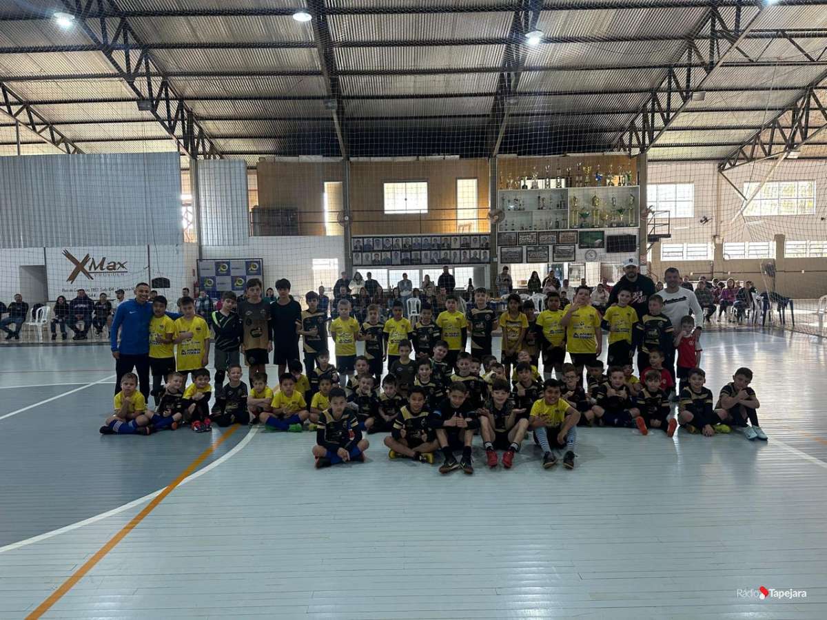 Parceria entre Tapejara Futsal e Escolinha Chute Inicial promove integração social no SER Funil
