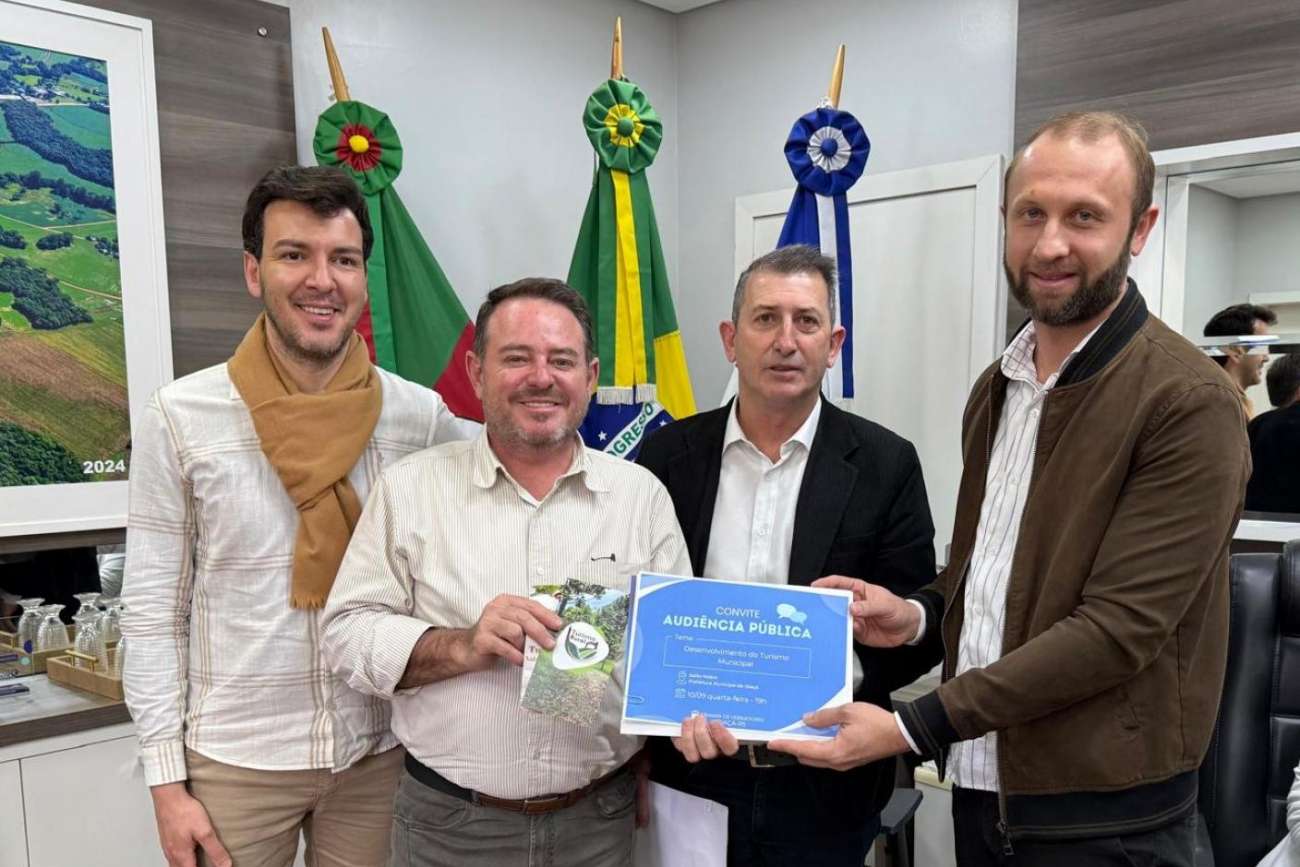 Em encontro com secretário estadual, presidente da Câmara de Ibiaçá entrega convite para audiência sobre turismo