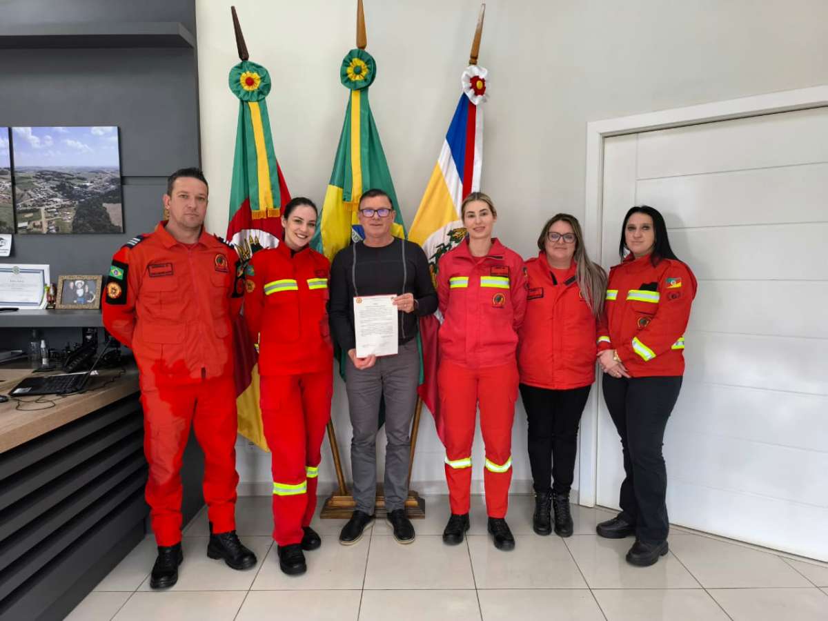 Prefeito de Vila Lângaro recebe convite para formatura dos novos Bombeiros Voluntários de Tapejara