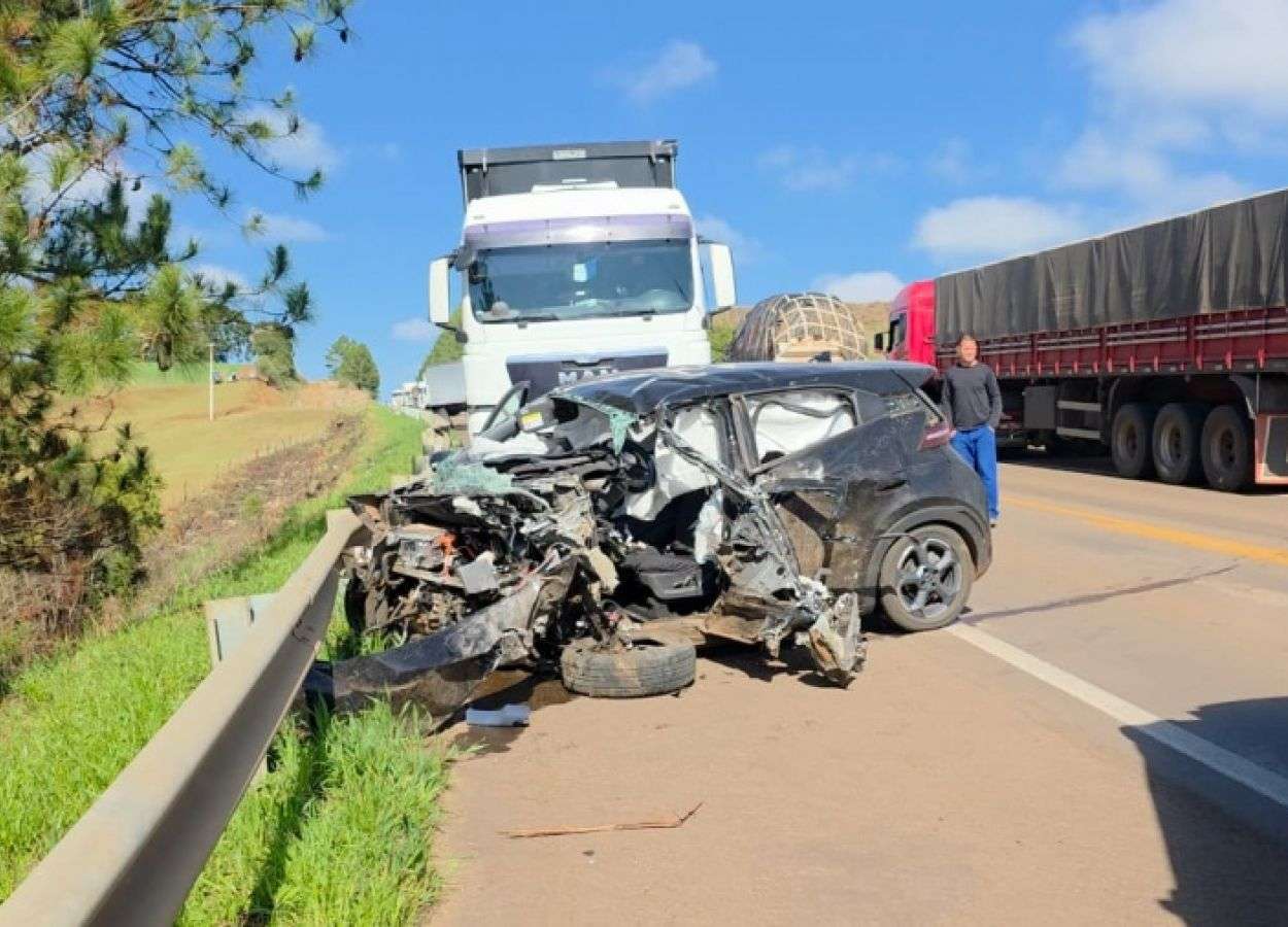 Acidente entre três veículos deixa condutor ferido e causa interrupção parcial da BR-285, em Caseiros