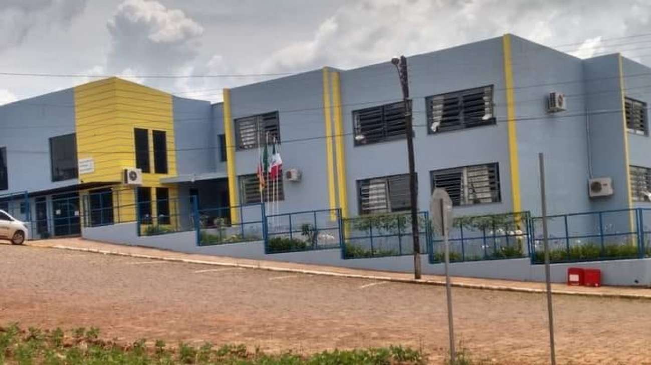 Caseiros: professora é agredida por aluna de 14 anos e sofre ferimento com faca