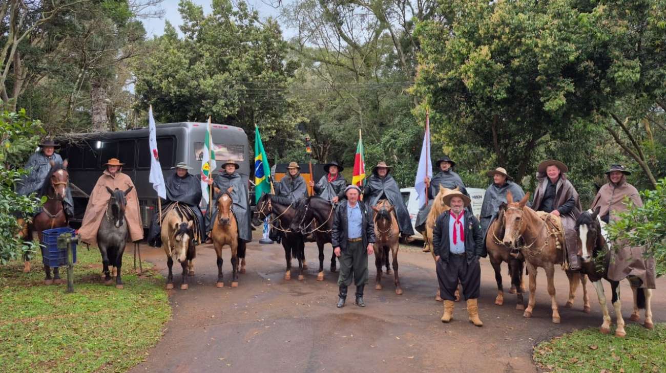 Grupo que conduz chama crioula à 19ª Região Tradicionalista faz parada em Tapejara