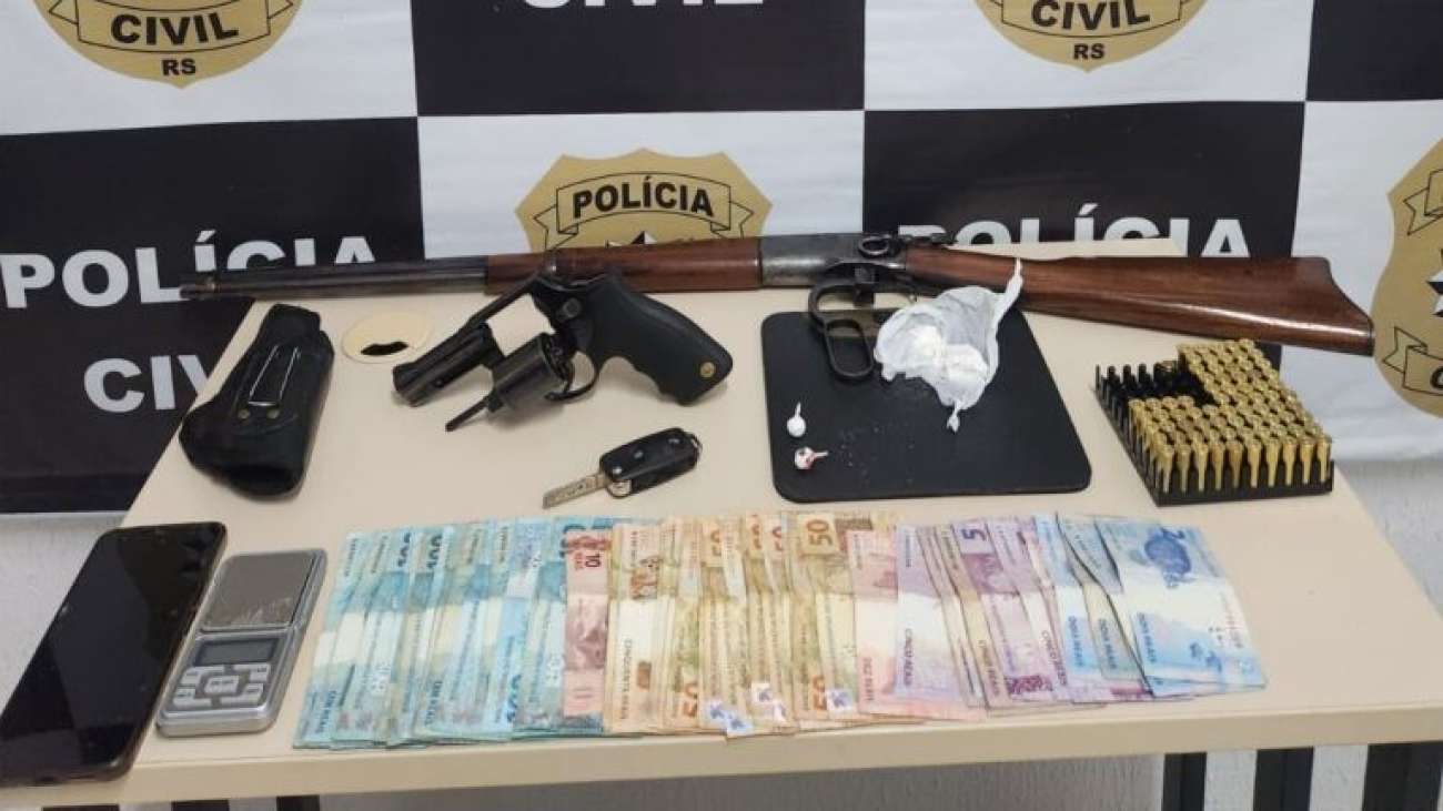 Homem é preso por tráfico de drogas e porte ilegal de arma, em Passo Fundo