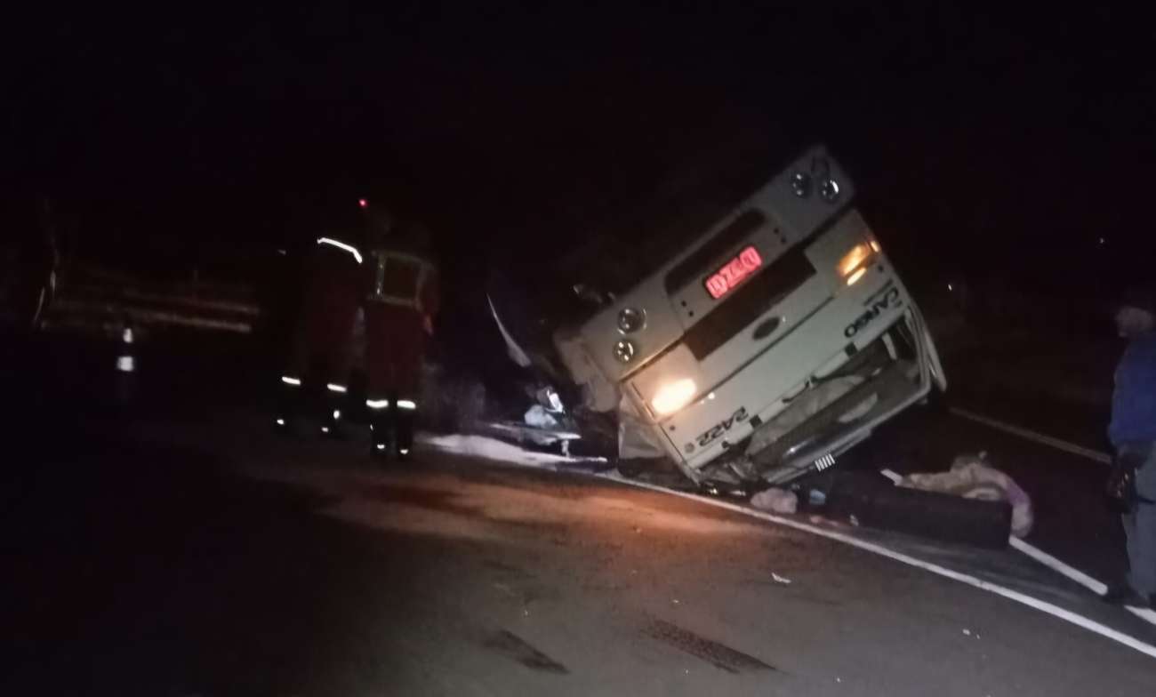 Caminhão tomba no Trevo das Três Porteiras, em Ibiaçá