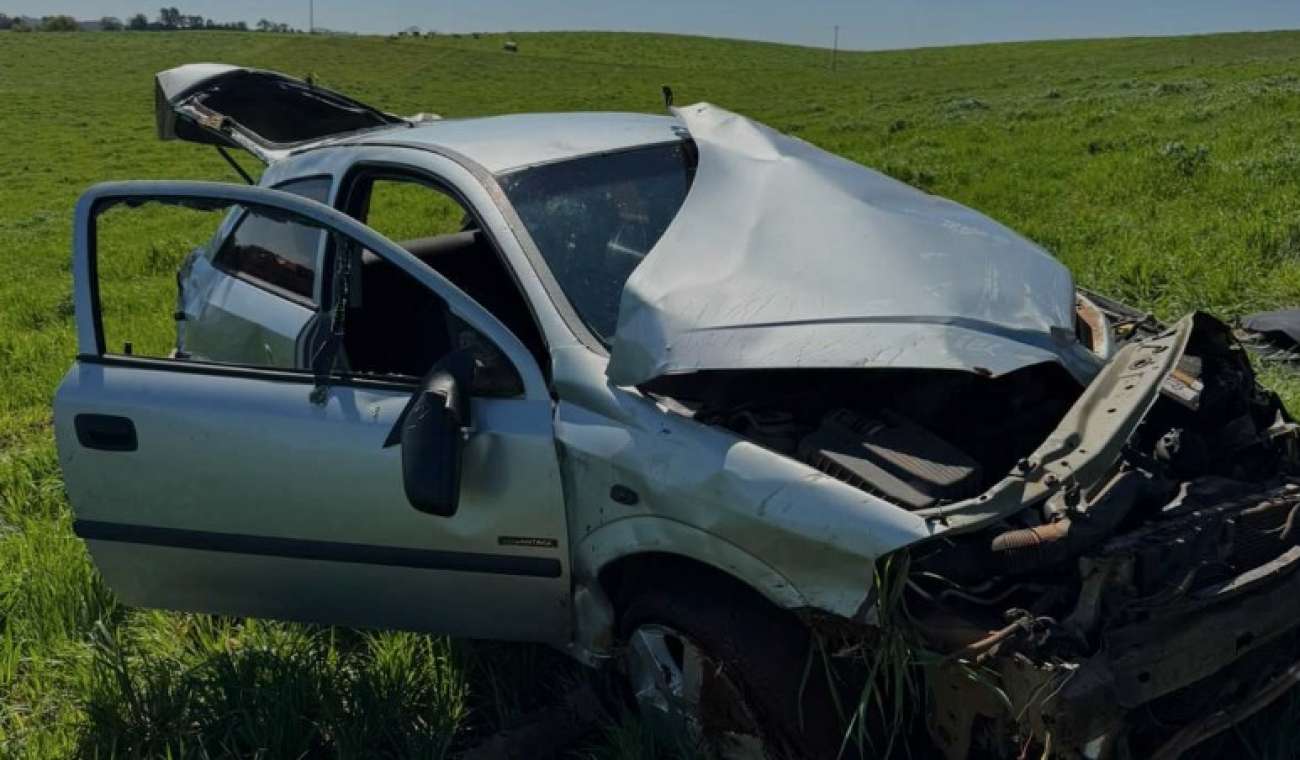 Saída de pista com capotamento deixa duas pessoas feridas, em São José do Ouro