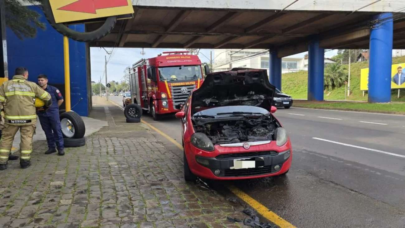 Princípio de incêndio atinge veículo na avenida principal de Passo Fundo