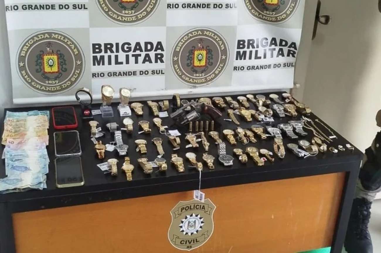 Homem com roupas semelhantes ao uniforme dos correios é preso após assalto a joalheria, em Passo Fundo