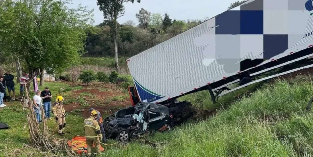 Homem morre e outro fica ferido em colisão entre carro e carreta, em Nonoai