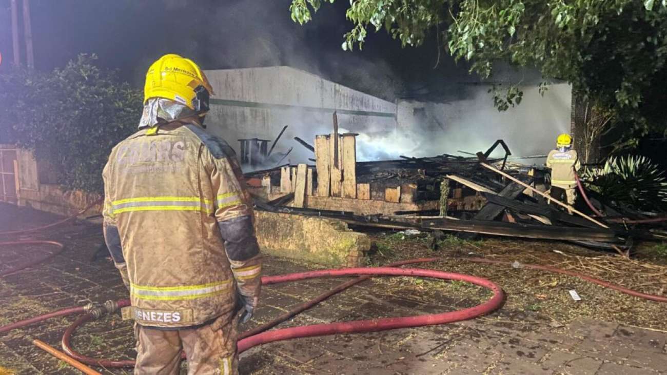 Incêndio destrói residência desabitada, em Passo Fundo
