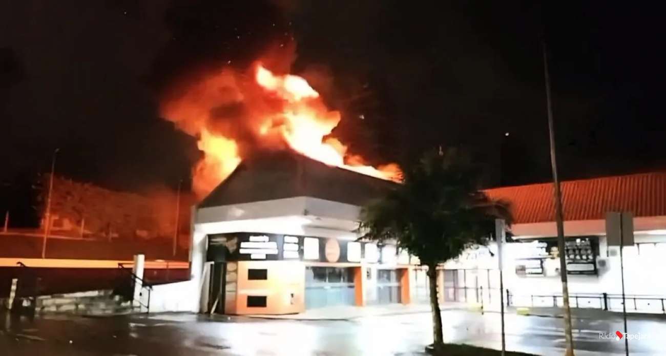 Lanchonete é atingida por incêndio no bairro Vergueiro, em Passo Fundo