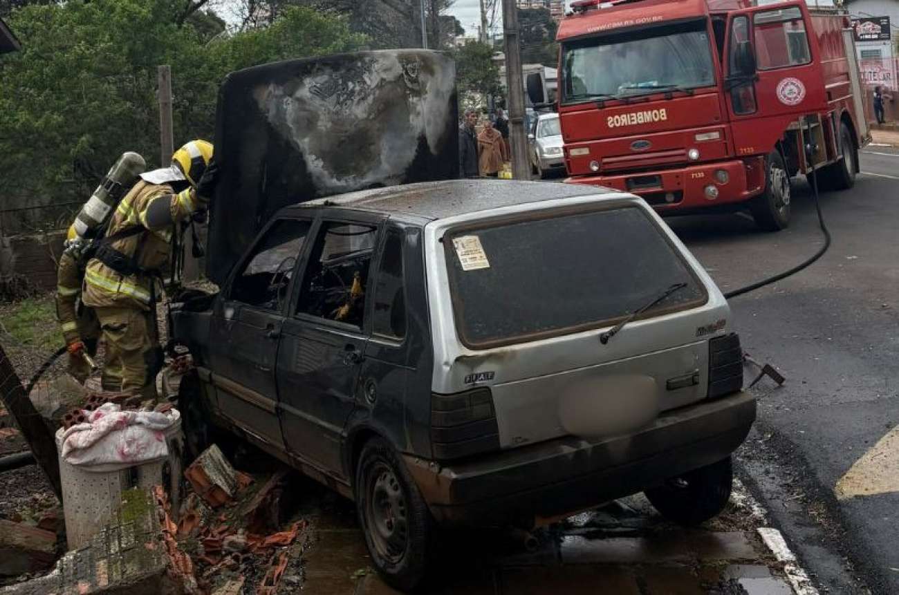 Carro pega fogo após bater em muro na região central de Lagoa Vermelha